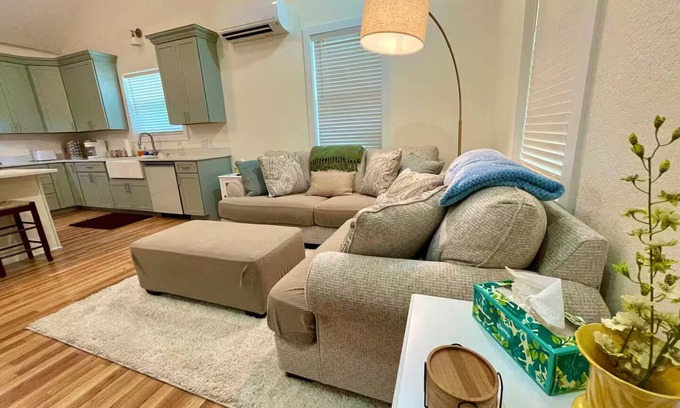 Williston Cabaña | Corner Cottage Oasis with Pool