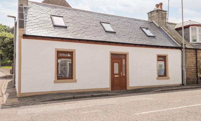 Buckie Casa | CORNER COTTAGE, pet friendly, country holiday cottage in Portgordon