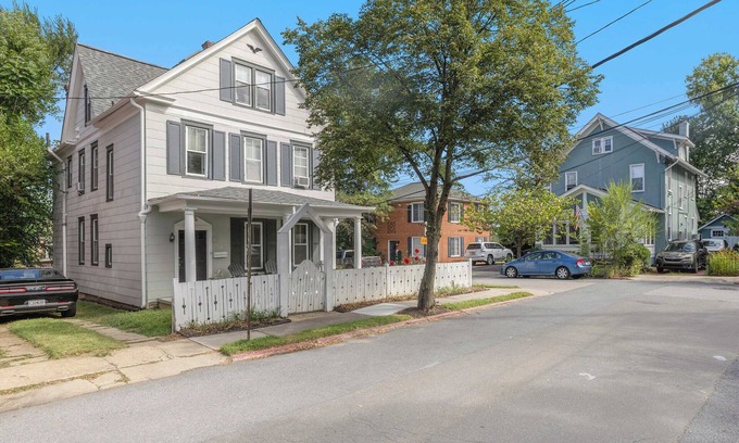Annapolis Casa | Corner House - Cozy Five Star 2 Bedroom Suite. Downtown and Stadium. Parking!