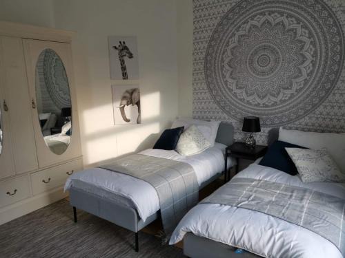 Reddish Casa | Corner House, Sleeps 8 in 4 Bedrooms, near train station, Great Value!