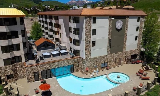 Crested Butte Condominio | Corner King Room w/ Pool, Hot Tub, Close to Slopes!