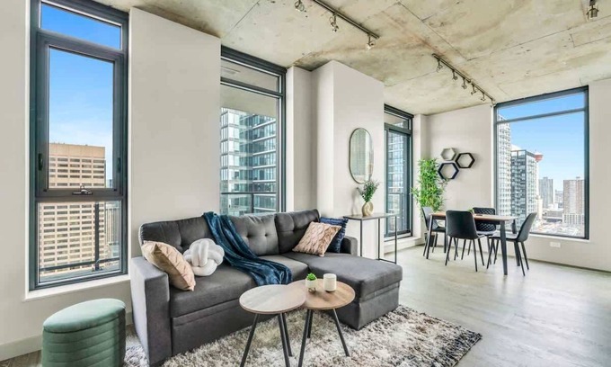 Connaught Condominio | Corner Luxury High-Rise Condo | Sleeps 7