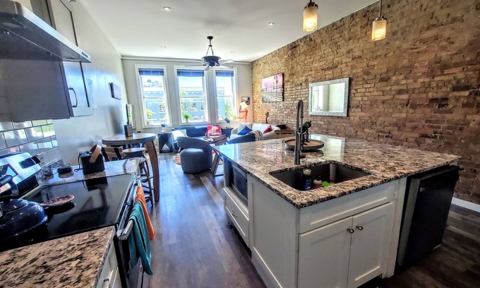 Wilmington Historic District Casa | Corner of Market & Front St. Renovated TOP FLOOR. Bridgeview. Renovated.
