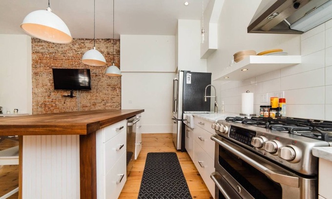 Central Northside Apartamento | ★Corner Suite★- Location, Parking, Walkable