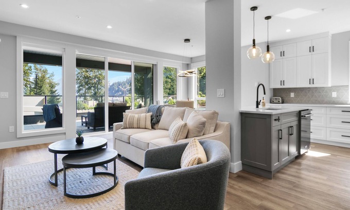 Harrison Hot Springs Condominio | Corner Unit + Water Views & Easy Beach Access