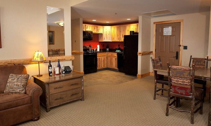 Blodgett Mills Condominio | Corner Unit + Nice Views & Fireplace | Onsite Spa