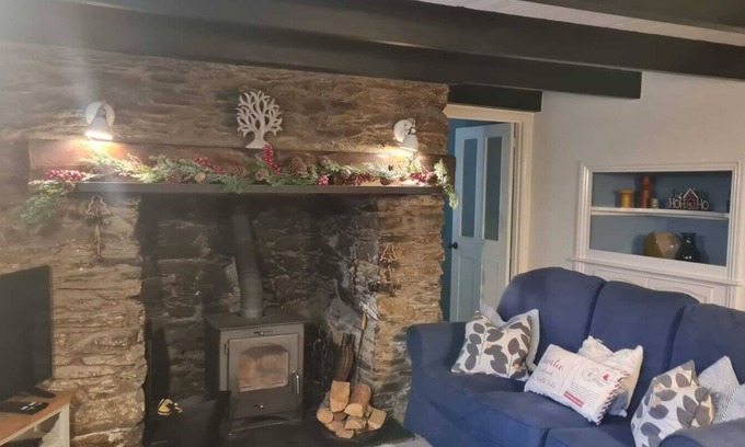 Gerrans Casa | Cornish Cottage with large enclosed garden, close to Beaches