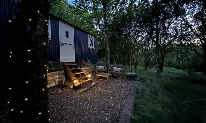 Lanivet Cabina | Cornwall Woodland Dog Friendly Shepherd's Hut