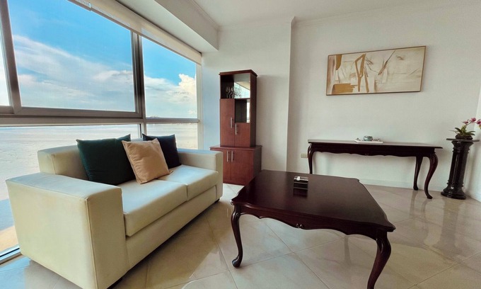 Las Peñas Apartamento | Apartment river view in Puerto Santa Ana, 24/7 security, pool, jacuzzi, and gym.