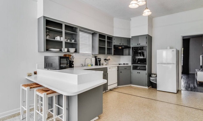 Freetown - Port Rico Casa | Corporate Comfort in Freetown - Port Rico Spacious Homes for Work Crews