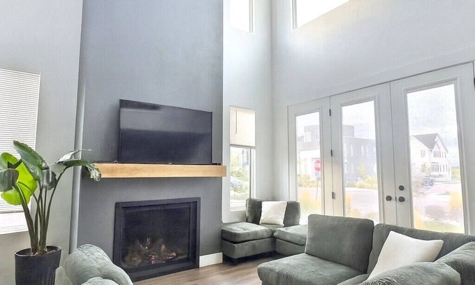 Daybreak Casa | Corporate Housing Fully Furnished Daybreak Gourmet Kitchen Pets Always OK