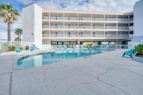 North Beach Apartamento | Corpus Christi Condo Pool and Access to North Beach