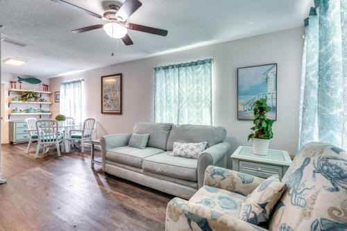 Bradenton Apartamento | Cortez Gardens Cottage 15, Renovated and close to Beach, 3-Bed, 2-Bath 10 People