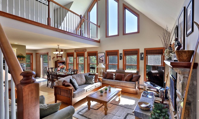 Killington Casa | Cortina Mountain Chalet - Outdoor Hot Tub - Close to Pico and Killington Mountains