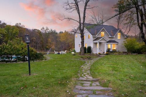 Saugerties Casa | Cortland by AvantStay Charming Heritage Estate w Private Lake Pool