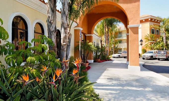 Anaheim Resort Hotel | Cortona Inn & Suites Anaheim Resort