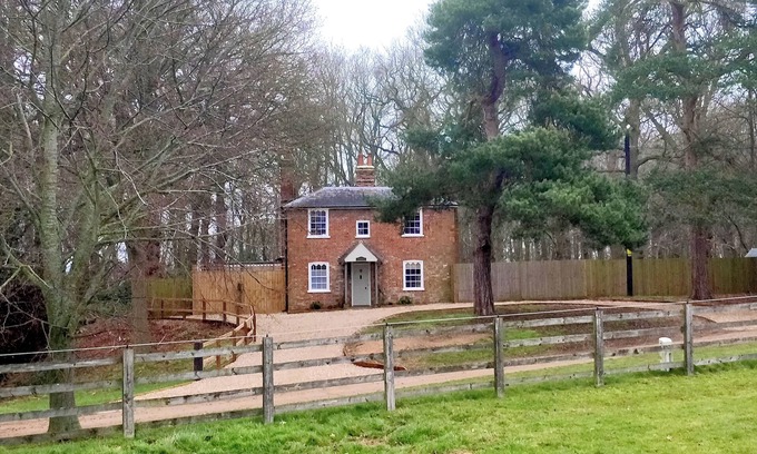 Boxted Cabaña | Cosgrove Cottage is nestled on the beautiful and secluded Langham Hall Estate
