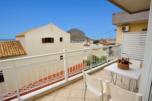 Monemvasia Apartamento | Cosmo Rooms - Seaside Elegance with Views of Monemvasia Castle