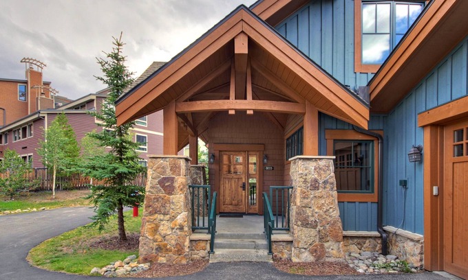 Breckenridge Condominio | Cosmopolitan Decor + Spacious 3br In Downtown Breck Sleeps 8 3 Bedroom Townhouse by RedAwning