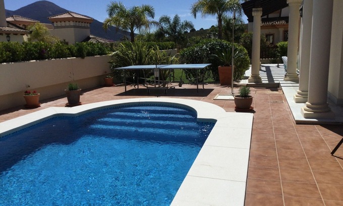 Coin Villa | CostA del Sol. Hermosa villa de cuatro dormitorios con impresionantes vistas y piscina privada.