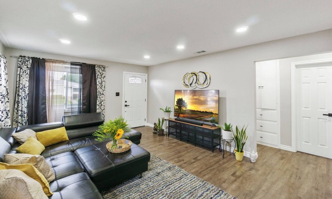 Vernon Casa | Costal Retreat Long Beach! 3 Queen Bed!Free Parking! Family Friendly!