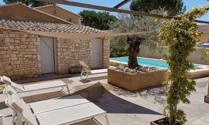 Cornillon Apartamento | Promo -30%: Casa confortable, terraza, jardín y piscina comunitaria.