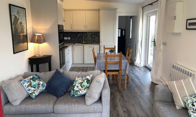 Inverin Cabaña | Cosy 1 Bedroom Cottage near beach and Aran Islands. Connemara Wild Atlantic Way.