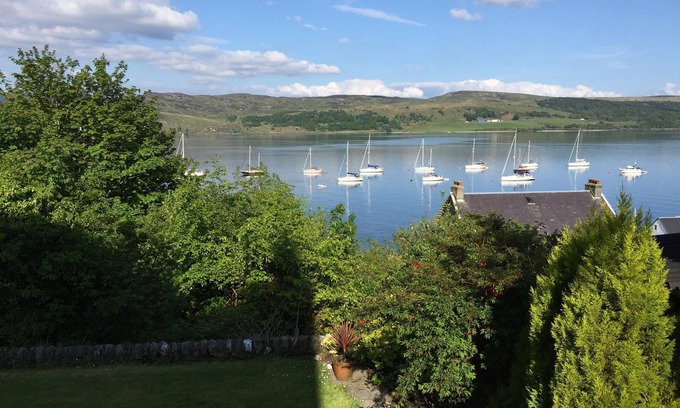 Tighnabruaich Apartamento | Acogedor apartamento rodeado de jardines comunitarios con vistas al mar de Kyles of Bute