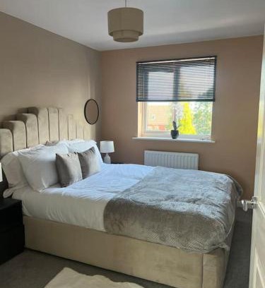 Coedkernew Apartamento | Cosy 2 Bed Service Apartment Netflix Hideaway Family Couples Staycation Tredegar Park Celtic Manor ICC Wales