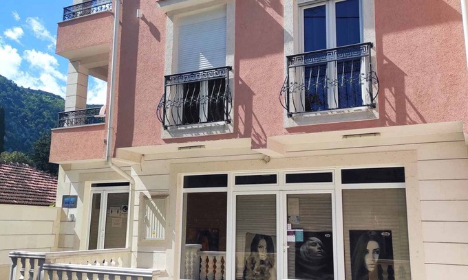 Skaljari Apartamento | Cosy 2-bedroom apartment - free parking on premises