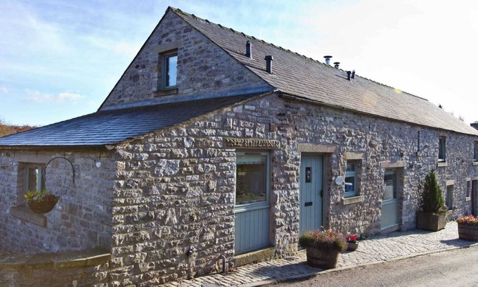 Great Longstone Casa | Cosy 2 bedroom barn in pretty village, close to the Monsal Trail and Chatsworth