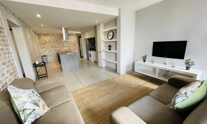 Windhoek Apartamento | Cosy 2 bedroom opposite Grove & Lady Pohamba