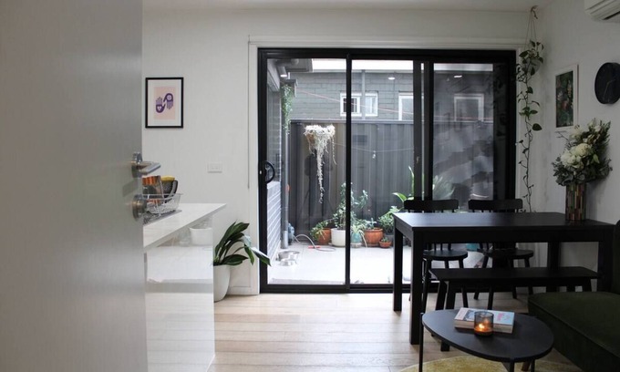 Moorabbin Apartamento | Cosy 2B apartment with private parking - 5 minute walk to train and supermarket.