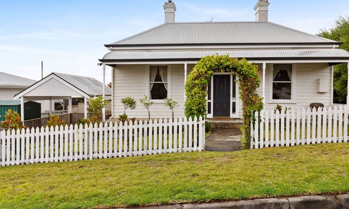 Mount Gambier Cabaña | Cosy 3 bedroom cottage with indoor fire