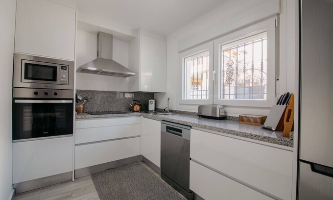 Huetor Vega Chalet De Esquí | Acogedora casa de 3 dormitorios a solo 20 minutos de Sierra Nevada