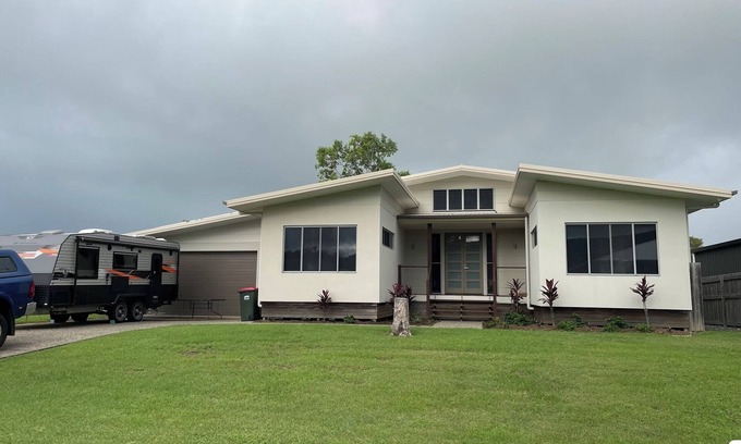 Midge Point Casa | Cosy 4 bedroom retreat on the whitsundays coast Over looking the ocean
