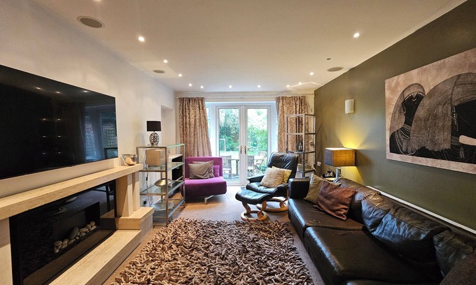 Northenden Casa | Cosy 5-Bed Home with Driveway and Garden