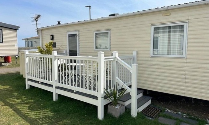 Kessingland Casa | Cosy 6 berth caravan with side decking at Kessingland Beach, Suffolk ref 90031SV