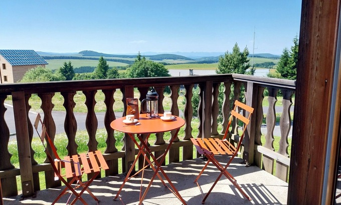 Besse-et-Saint-Anastaise Apartamento | Cosy apartment T2 * 5 pers * Super Besse * balcony * parking * beautiful surroundings