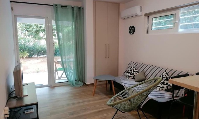 Saronida Apartamento | Cosy and Relax Studio by the sea, with garden