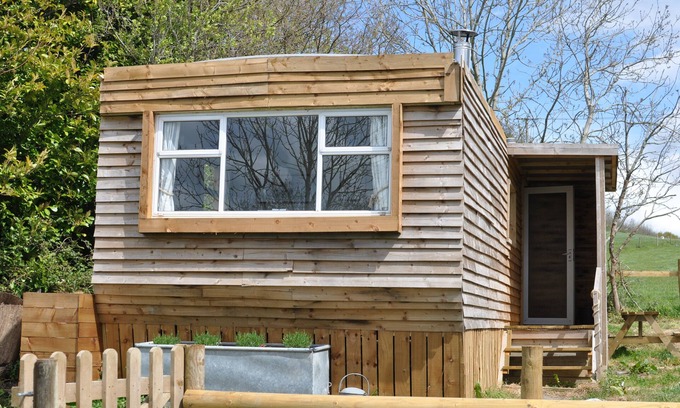 Shaftesbury Cabina | Cosy and rural Lodge at Goldhill Glamping