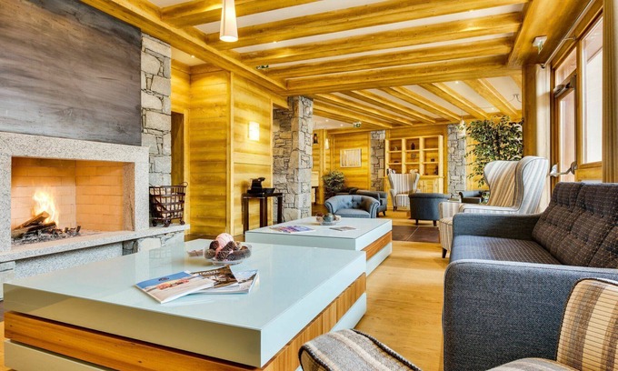 Les Carroz-d'Araches Apartamento | Cosy apartment for 6 guests with pool, WIFI, hot tub, TV, balcony, pets allowed and parking