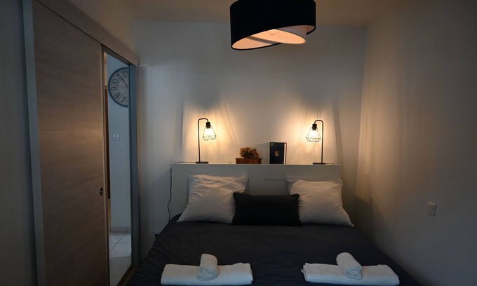 Savignac-les-Ormeaux Apartamento | Estudio-Apartamento-Baño con ducha-Vista a la Calle