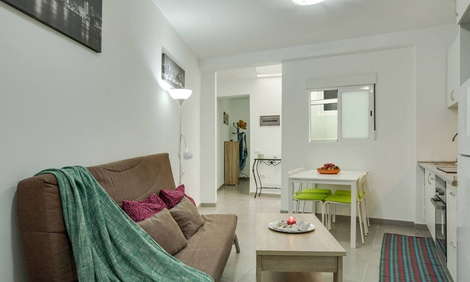 Vecindario Apartamento | Acogedor apartamento "1B SRV" cerca del mar con Wi-Fi y ventiladores