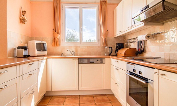Nans-les-Pins Apartamento | Cosy apartment for 6 guests with WIFI, pool, TV, terrace, pets allowed and parking