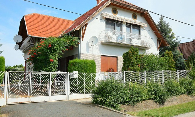 Balatonszemes Apartamento | Hermoso apartamento para 6 personas con WIFI, A/C, TV, balcón y aparcamiento