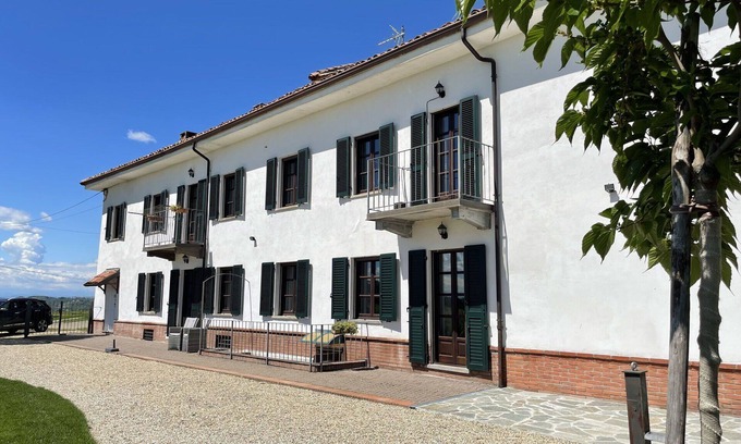 Isola d'Asti Apartamento | Bonito apartamento con WIFI, TV, terraza, vista panorámica y aparcamiento, cerca de Asti