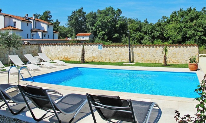 Vrznaveri Apartamento | Hermoso apartamento con WIFI, A/C, piscina, TV, balcón, mascotas permitida y aparcamiento