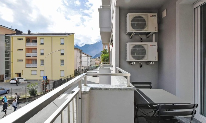 Chiavenna Apartamento | Bonito apartamento para 4 personas con WIFI, A/C, TV, terraza y aparcamiento