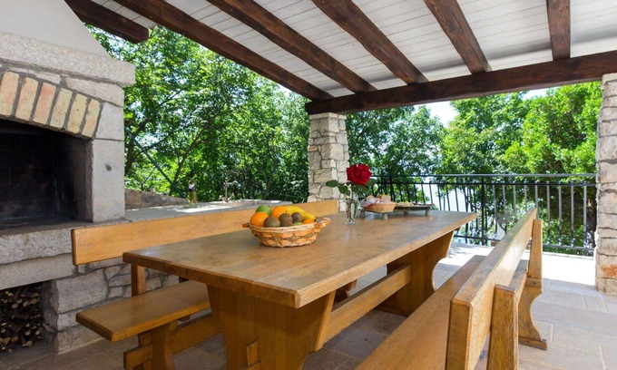 Senj Apartamento | Bonito apartamento para 4 personas con A/C, WIFI, TV, terraza, mascotas permitida y aparcamiento